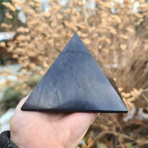 Schungit-Pyramide-10cm