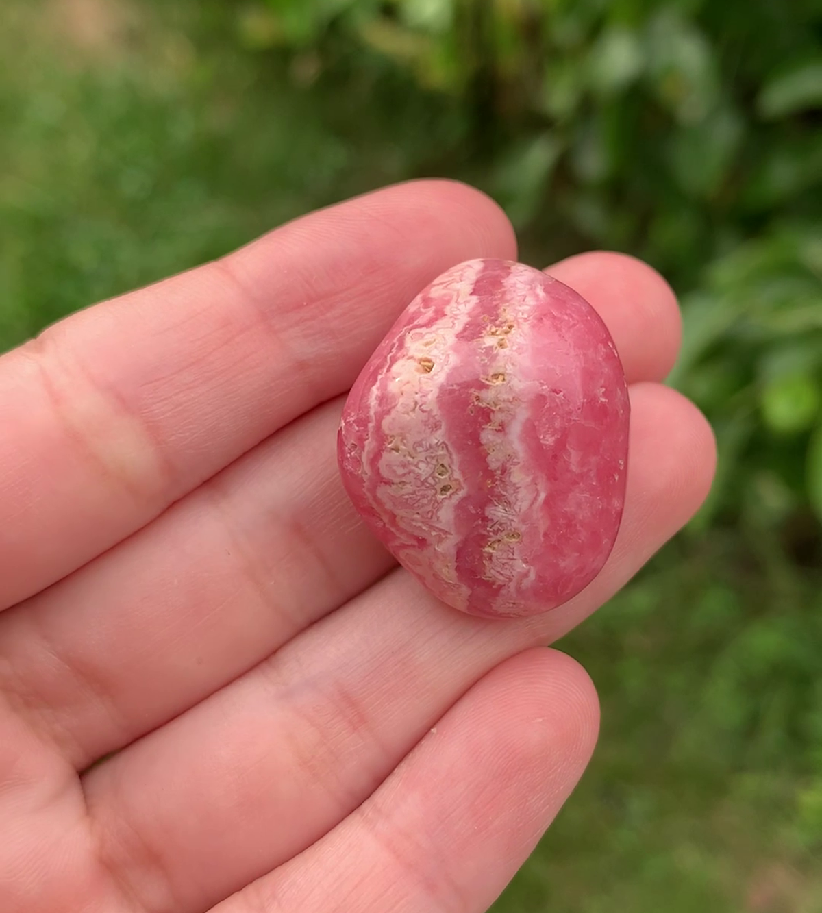 Trommelstein aus Rhodochrosit von Steinwelten 