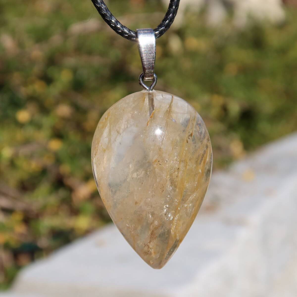 Limonit Quarz Golden Healer Anhänger - Lebensfreude - Nr. 11 vor grünem Hintergrund