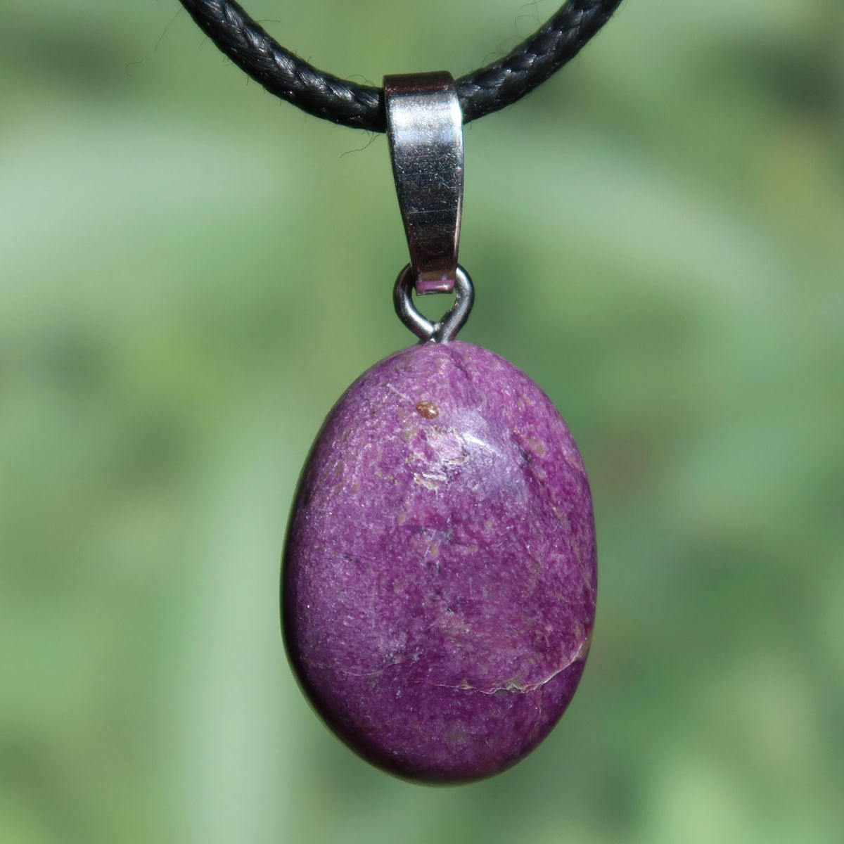 Natürlicher Stichtit Anhänger 21mm - innere Ruhe und Gelassenheit - UNIKAT Nr. 12, lila Mineralanhänger auf Lederkette.
