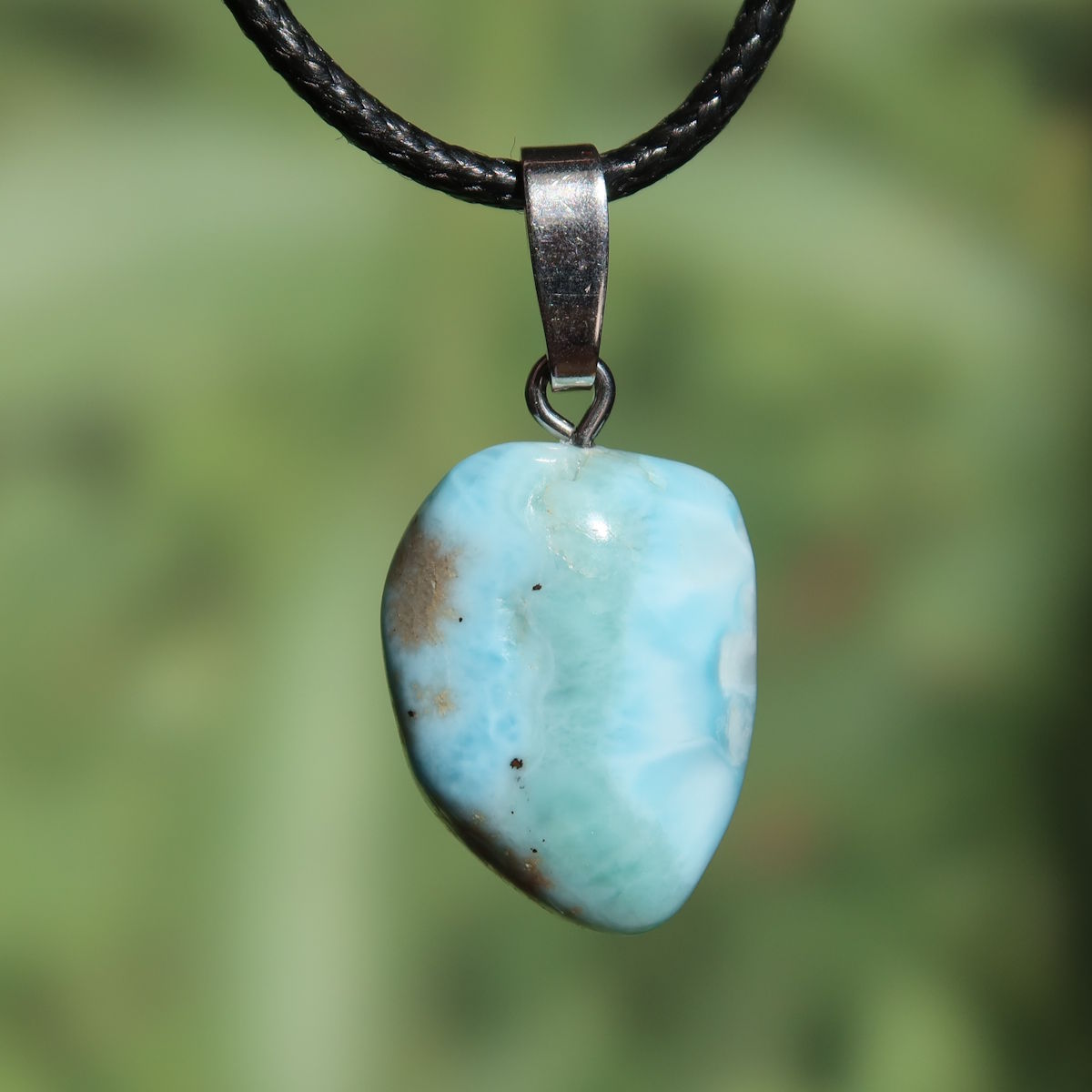 Echter Larimar Anhänger mit Silberschlaufe 23mm - erweiterte Wahrnehmung und Schutz - Nr. 13 auf schwarzem Halsband