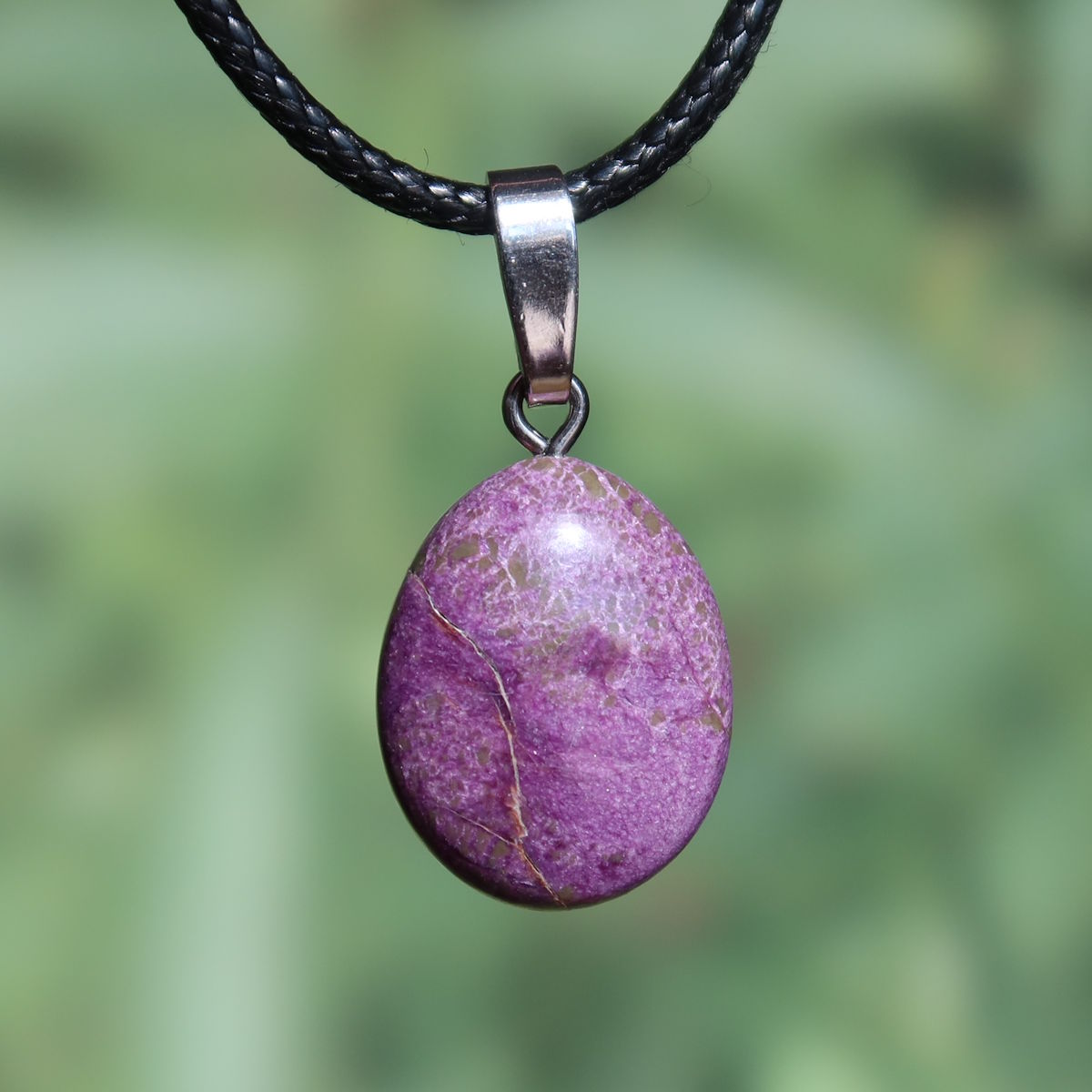Natürlicher Stichtit Anhänger 21mm - innere Ruhe und Gelassenheit - UNIKAT Nr. 13 an einer Kette.