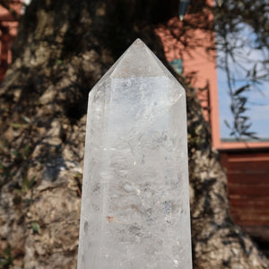 Bergkristall, Quarz, Obelisk geschliffen UNIKAT Nr. 16 in natürlicher Umgebung, draussen aufgestellt.