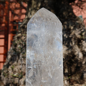 Bergkristall, Quarz, Obelisk geschliffen UNIKAT Nr. 17, polierter Kristall mit natürlicher Struktur.