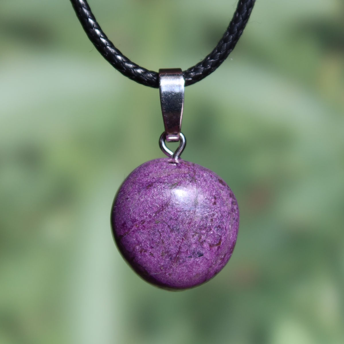 Natürlicher Stichtit Anhänger 20mm - innere Ruhe und Gelassenheit - UNIKAT Nr. 17 auf Kunstlederkette