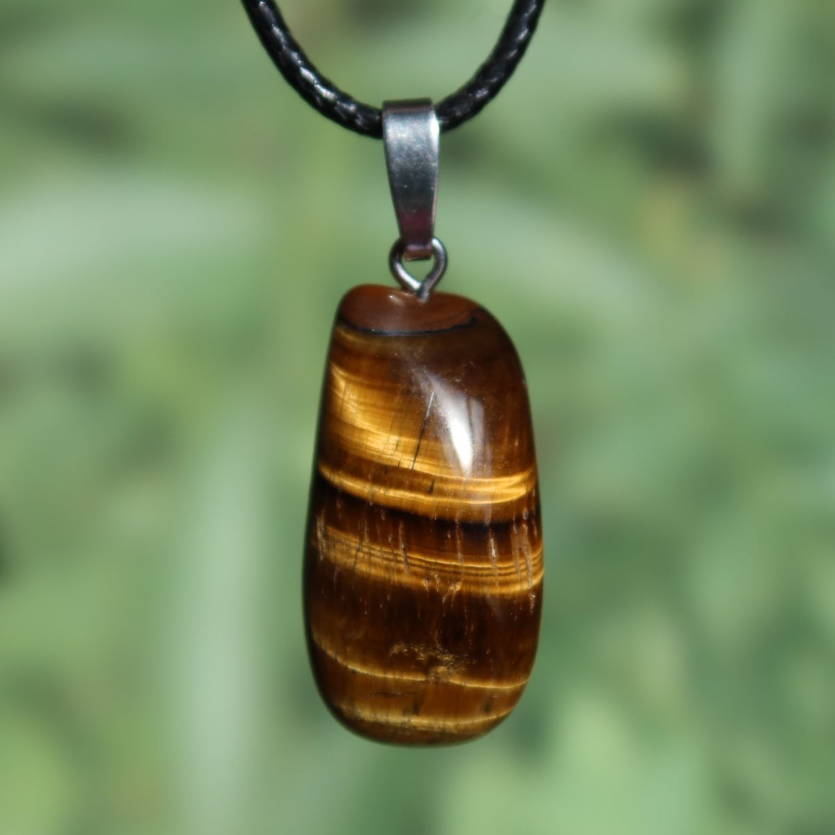 Tigerauge Anhänger 32mm - Selbstbewusstsein und Konzentration - UNIKAT Nr. 17, glänzender Schmuck mit charakteristischem Schimmer.
