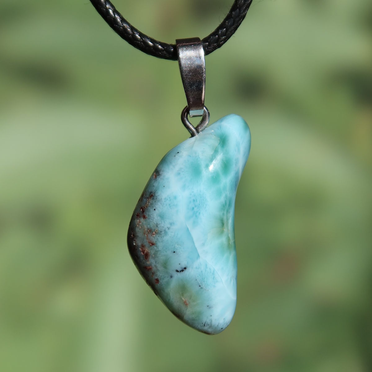 Echter Larimar Anhänger mit Silberschlaufe 32mm - erweiterte Wahrnehmung und Schutz - Nr. 17 auf einem schwarzen Band