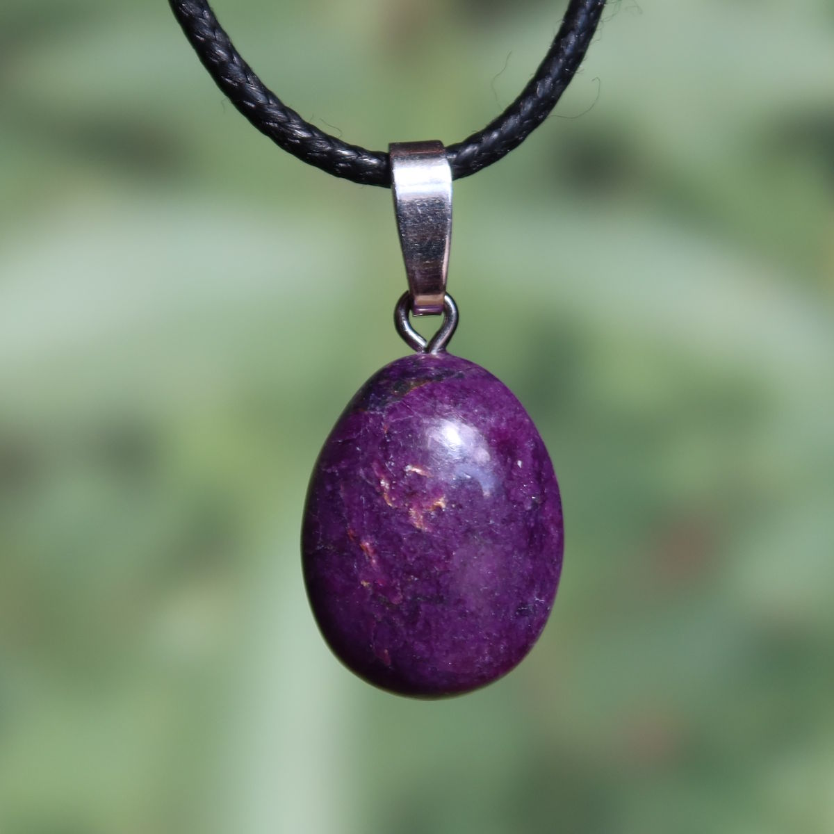 Natürlicher Stichtit Anhänger 21mm - innere Ruhe und Gelassenheit - UNIKAT Nr. 18 auf schwarzem Halsband