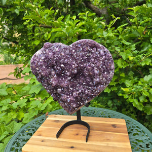 1A Amethyst Herzen (Druse - Geode) mit Metallsockel 38x32x16cm - NR-65 auf stabiler Halterung im Freien.