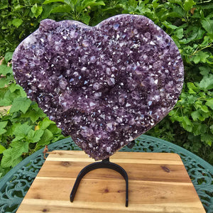 1A Amethyst Herzen (Druse - Geode) mit Metallsockel 38x32x16cm - NR-65 auf einem Holzständer.