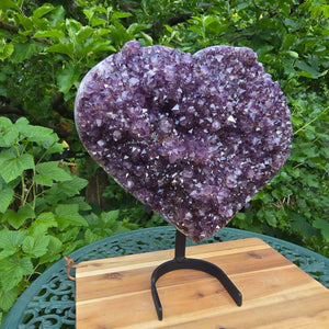 1A Amethyst Herzen (Druse - Geode) mit Metallsockel 38x32x16cm - NR-65 auf stabiler Halterung im Freien.
