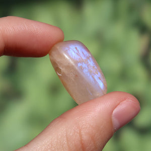 1A Qualität Mondstein weiß gebohrt - Weiblichkeit und Intuition - UNIKAT Nr. 9, glitzernder Anhänger in der Hand gehalten.