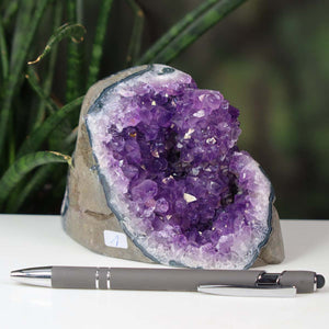 Uruguay Amethyst Mini Geode - 9x12x8cm - Harmonie und Entspannung – extra dunkler Qualität - NR 1
