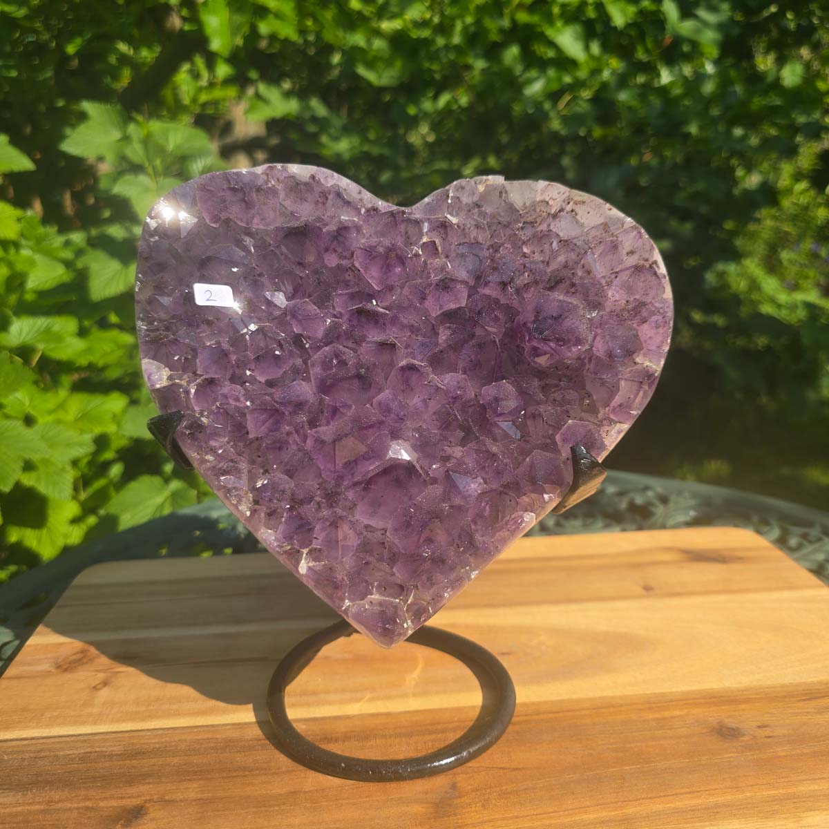 Amethyst Druse Amethyst Geode in Herzform mit Metallsockel 21x19x13cm - NR-2 auf schwarzem Halter