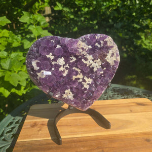 Amethyst Druse Amethyst Geode in Herzform mit Metallsockel 22x20x12cm - NR-6 auf stabiler Halterung im Grünen