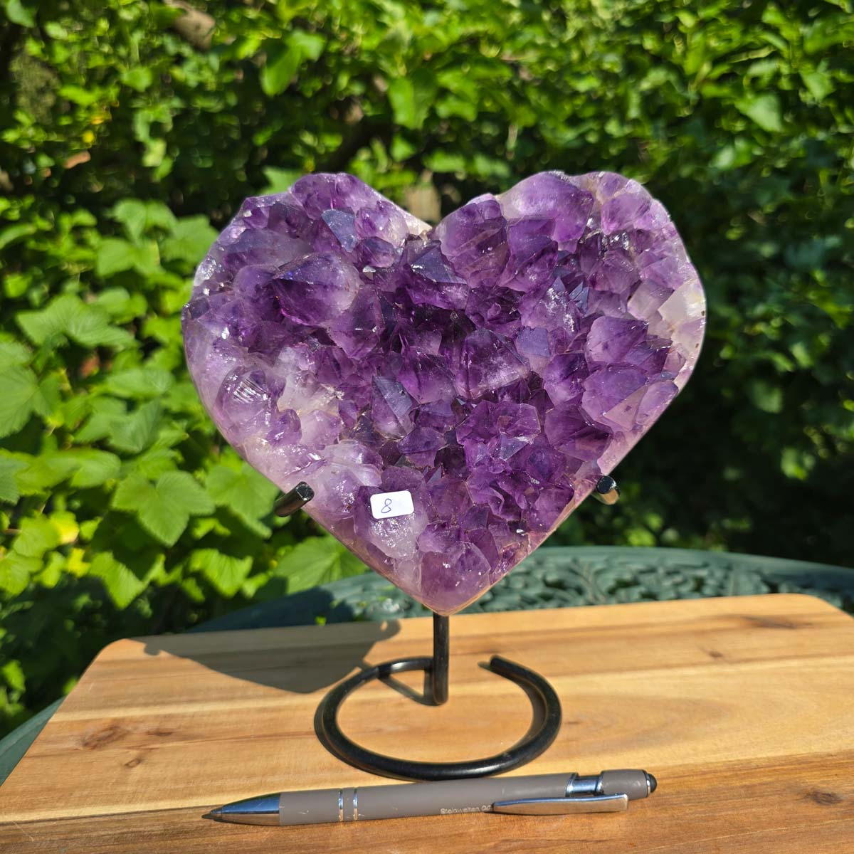 Amethyst Druse Amethyst Geode in Herzform mit Metallsockel 21x19x11cm - NR-8 auf schwarzem Halter im Freien