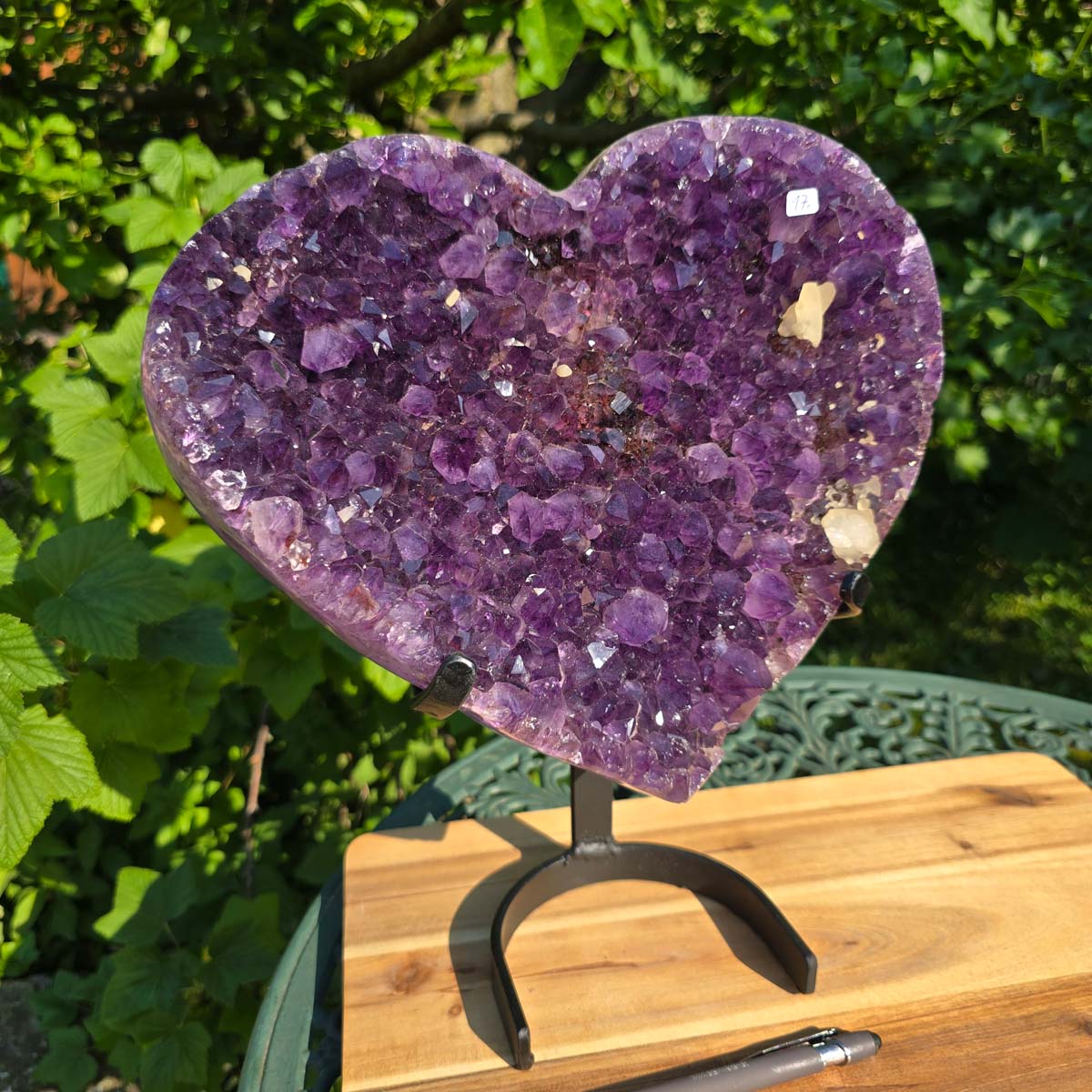 Amethyst Druse Amethyst Geode in Herzform mit Metallsockel 33x29x13cm - NR-17 auf einem stabilen Halter.