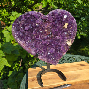 Amethyst Druse Amethyst Geode in Herzform mit Metallsockel 33x29x13cm - NR-17 auf einem stabilen Halter.