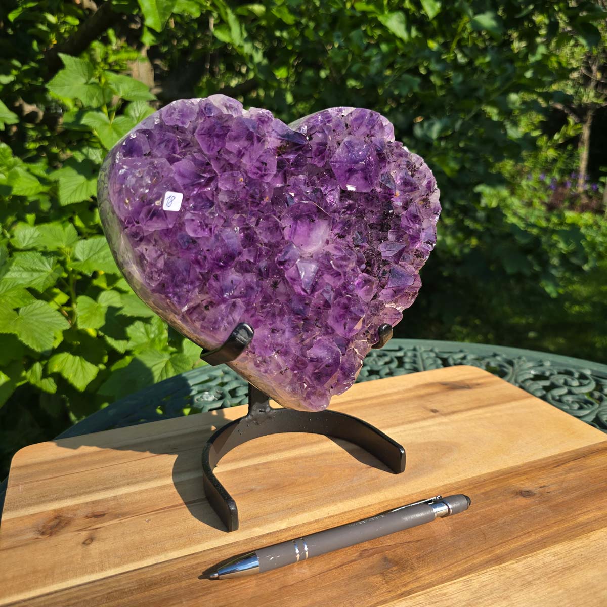 Amethyst Druse Amethyst Geode in Herzform mit Metallsockel 23x19x12cm - NR-18 auf einem stabilen Halter