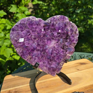 Amethyst Druse Amethyst Geode in Herzform mit Metallsockel 23x19x12cm - NR-18 auf einem stabilen Halter