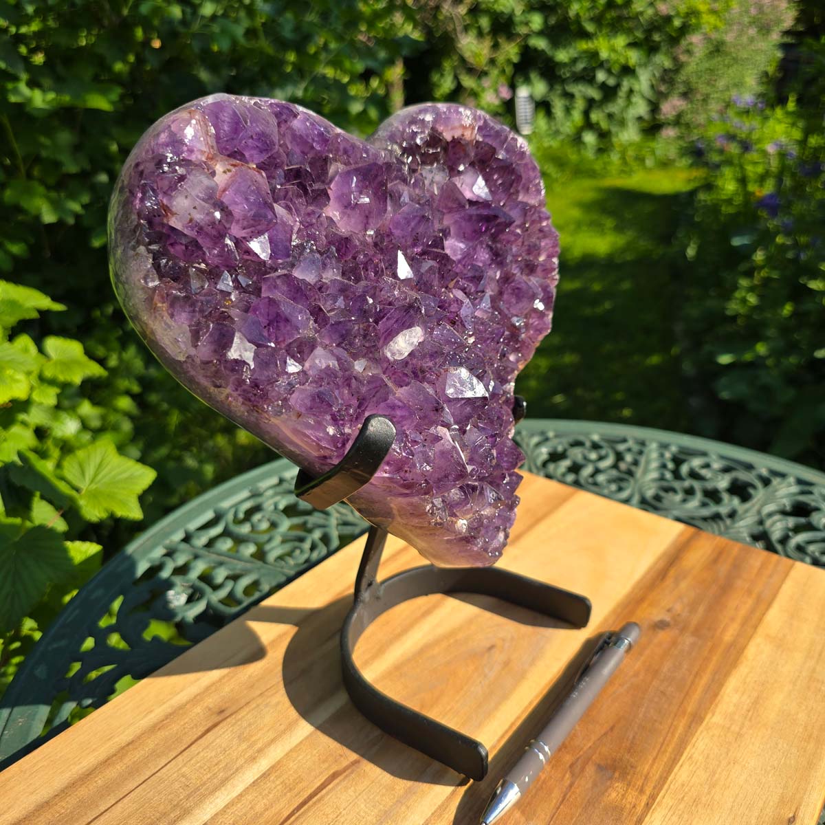 Amethyst Druse Amethyst Geode in Herzform mit Metallsockel 26x23x15cm - NR-22 auf einem Holztablet