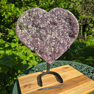 Amethyst Druse Amethyst Geode in Herzform mit Metallsockel 40x34x12cm - NR-26 auf stabiler Halterung im Freien.