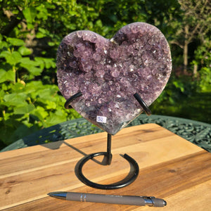 Amethyst Druse Amethyst Geode in Herzform mit Metallsockel 22x18x10cm - NR-32 auf stabilem Halterung präsentiert.