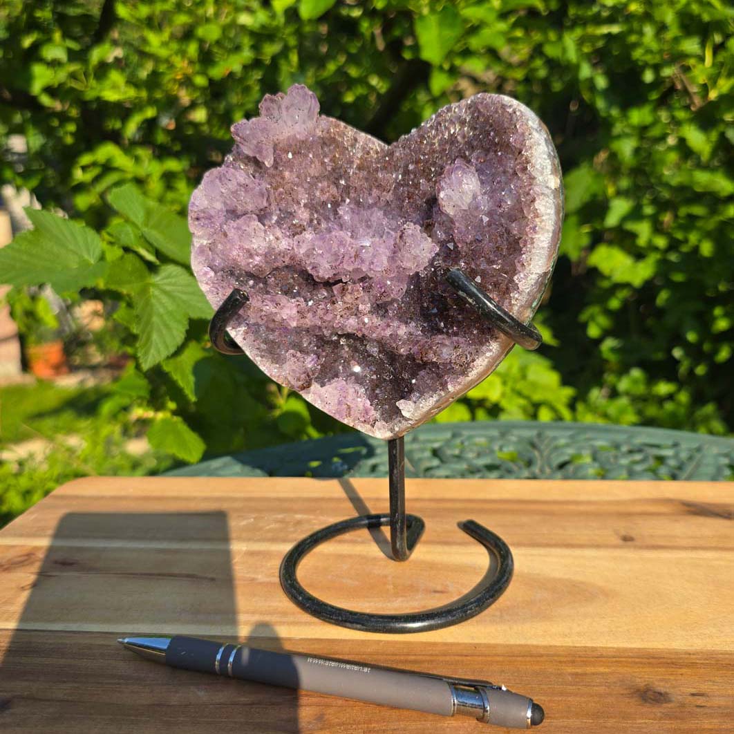 Amethyst Druse Amethyst Geode in Herzform mit Metallsockel 19x15x10cm - NR-34, präsentiert auf einem stabilen Halter.