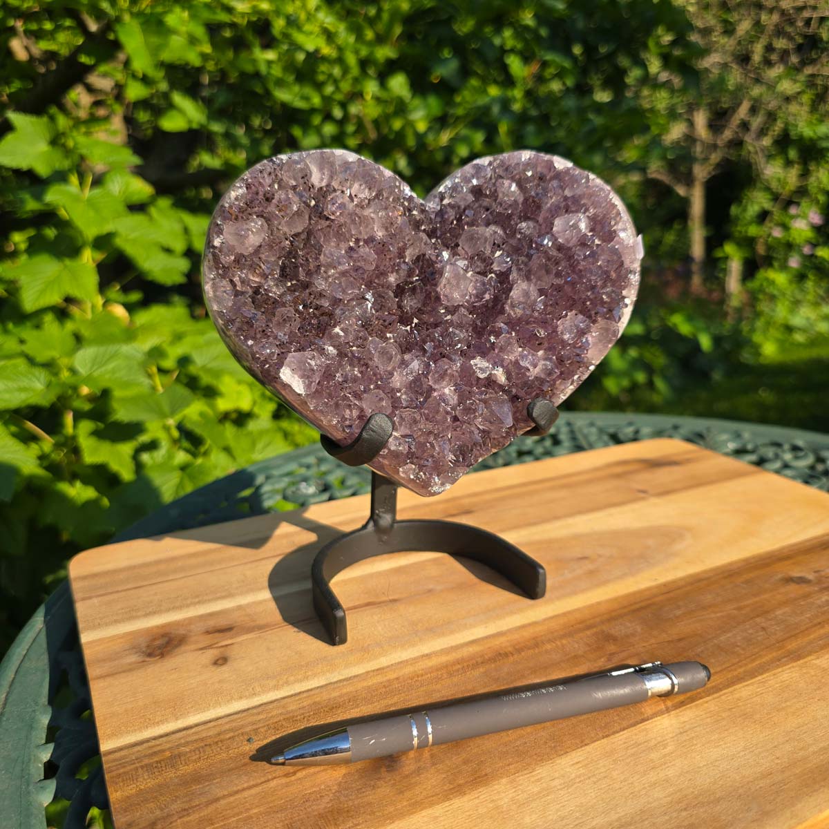 Amethyst Druse Amethyst Geode in Herzform mit Metallsockel 18x17x9cm - NR-35 auf Holzoberfläche mit Stift