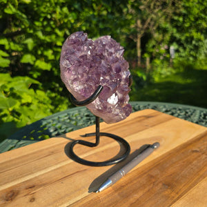 Amethyst Druse Amethyst Geode in Herzform mit Metallsockel 18x15x10cm - NR-37 auf Tisch im Freien