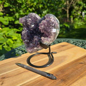 Amethyst Druse Amethyst Geode in Herzform mit Metallsockel 16x12x13cm - NR-38 auf Holzoberfläche mit Stift