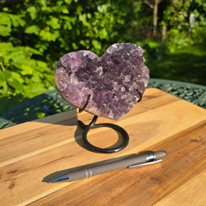 Amethyst Druse Amethyst Geode in Herzform mit Metallsockel 14x13x10cm - NR-39 auf einem Holztisch