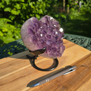 Amethyst Druse Amethyst Geode in Herzform mit Metallsockel 15x15x12cm - NR-41 auf einem Holztisch