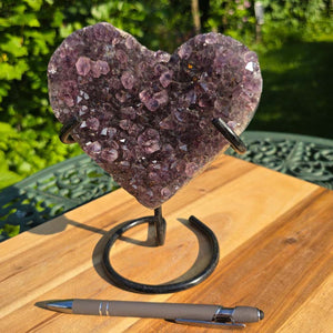 Amethyst Druse Amethyst Geode in Herzform mit Metallsockel 18x15x10cm - NR-44 auf Holz-Tisch mit Stift