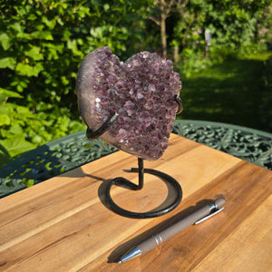 Amethyst Druse Amethyst Geode in Herzform mit Metallsockel 18x15x10cm - NR-44 auf Holzplattform mit Stift