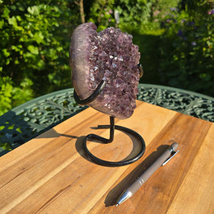 Amethyst Druse Amethyst Geode in Herzform mit Metallsockel 18x15x10cm - NR-44 auf Holzoberfläche