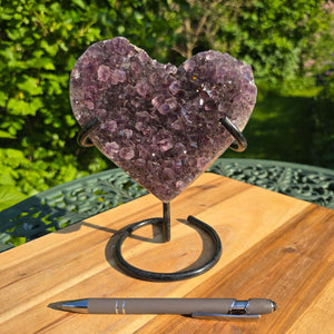 Amethyst Druse Amethyst Geode in Herzform mit Metallsockel 18x15x10cm - NR-44 auf Holzuntergrund