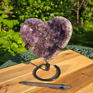Amethyst Druse Amethyst Geode in Herzform mit Metallsockel 18x16x10cm - NR-45 auf einem Tisch