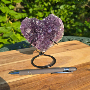 Amethyst Druse Amethyst Geode in Herzform mit Metallsockel 12x11x9cm - NR-46 auf einem Holzuntergrund