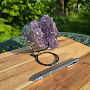 Amethyst Druse Amethyst Geode in Herzform mit Metallsockel 12x11x9cm - NR-46 auf Holzplatte mit Stift