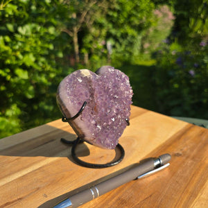 Amethyst Druse Amethyst Geode in Herzform mit Metallsockel 11x11x9cm - NR-47 auf einem Holzuntergrund