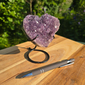 Amethyst Druse Amethyst Geode in Herzform mit Metallsockel 12x9x8cm - NR-49 auf Holzständer