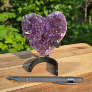 Amethyst Druse Amethyst Geode in Herzform mit Metallsockel 13x9x6cm - NR-50 auf Holzuntergrund mit Stift