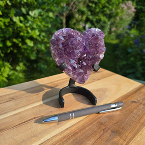 Amethyst Druse Amethyst Geode in Herzform mit Metallsockel 13x9x6cm - NR-50 auf Holzuntergrund