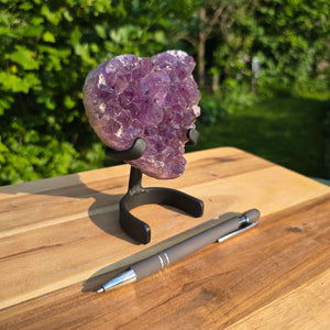 Amethyst Druse Amethyst Geode in Herzform mit Metallsockel 13x9x6cm - NR-50 auf Holzunterlage mit Stift
