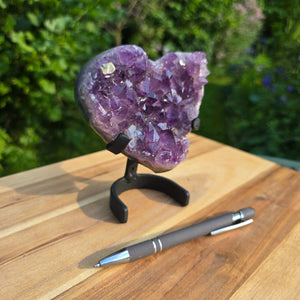 Amethyst Druse Amethyst Geode in Herzform mit Metallsockel 13x11x7cm - NR-51 auf stabiler Halterung.