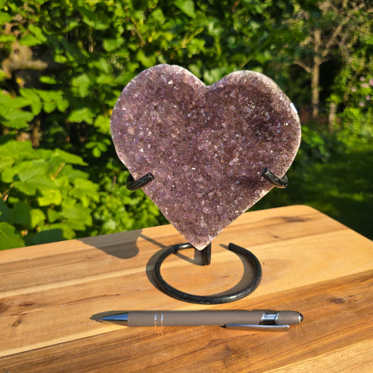 Amethyst Druse Amethyst Geode in Herzform mit Metallsockel 18x14x10cm - NR-54 auf Holzständer