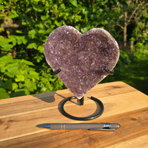 Amethyst Druse Amethyst Geode in Herzform mit Metallsockel 18x14x10cm - NR-54 auf Holzständer