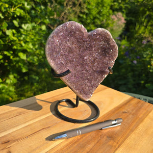 Amethyst Druse Amethyst Geode in Herzform mit Metallsockel 18x14x10cm - NR-54 auf einem Holztisch