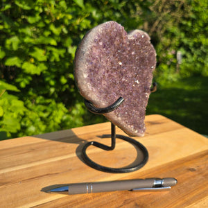 Amethyst Druse Amethyst Geode in Herzform mit Metallsockel 18x14x10cm - NR-54 auf Holzuntergrund